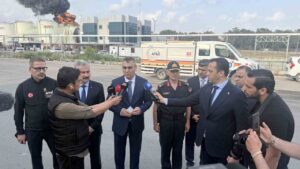 Mersin Valisi Toros: ‘Önceliğimiz yangının diğer tanklara sıçramasını önlemek’