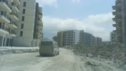 Defne’de Ay Sokağı’nda Araçlar Çöküyor