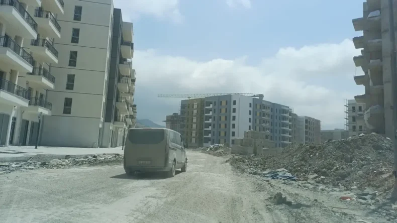 Defne’de Ay Sokağı’nda Araçlar Çöküyor