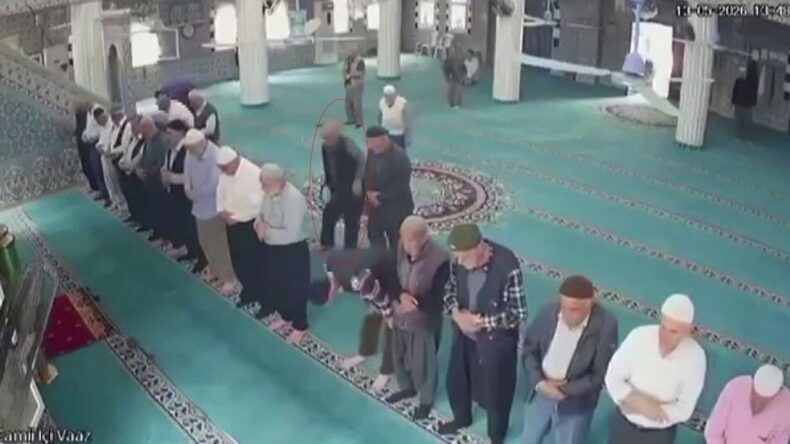 Adana’da Camide Kalp Krizi Geçiren Adam İmamın Müdahalesiyle Hayata Döndü