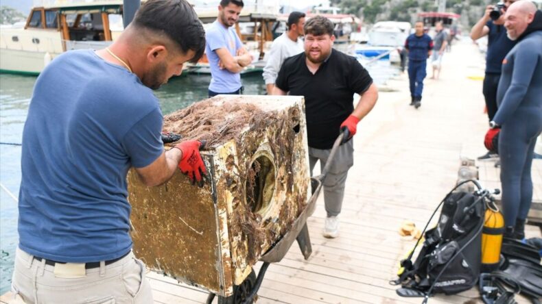 Antalya’da dip temizliğinde denizden çamaşır makinesi ve tencere gibi atıklar çıktı
