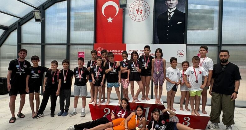 Kumluca’da Yüzme Yarışları Düzenlendi