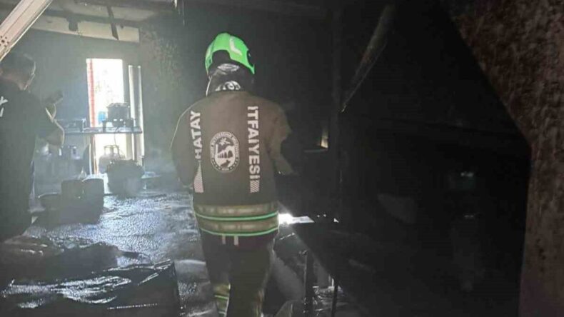 Samandağ’da iş yeri alevlere teslim oldu