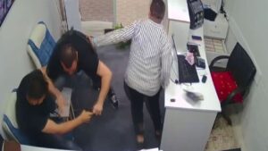 Döviz bürosuna silahlı saldırı: Korku dolu anlar kamerada