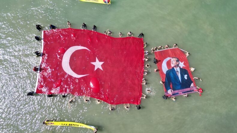 Denizde 138 Metrekarelik Türk Bayrağı Açıldı