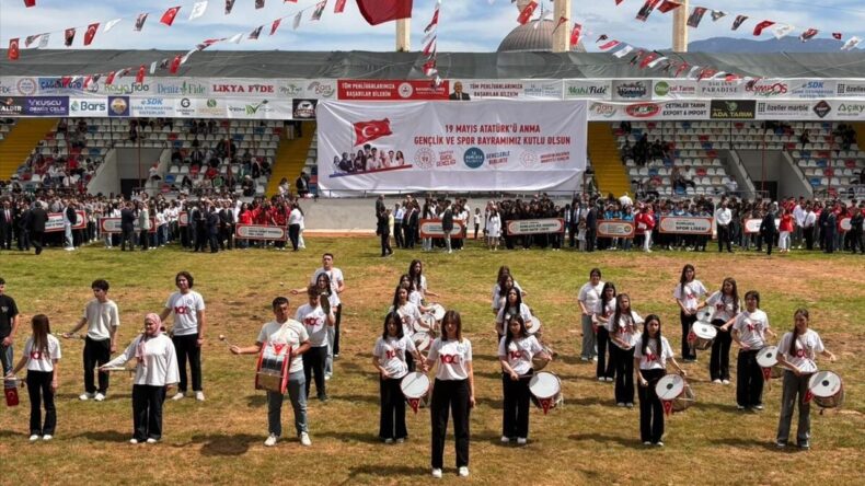 Antalya’nın ilçelerinde 19 Mayıs Bayramı coşkuyla kutlandı
