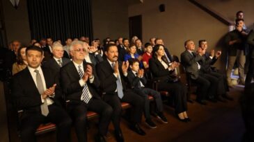 Tarihe tanıklık eden meclis binasında tiyatro oyunu sahnelendi