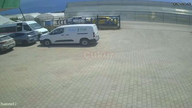Antalya’da iki Tofaş kafa kafaya çarpıştı: 4 yaralı