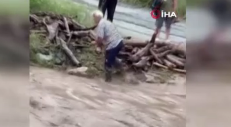 Dörtyol’da Taşan Derede Odun Toplamak İçin Ölüm Riski