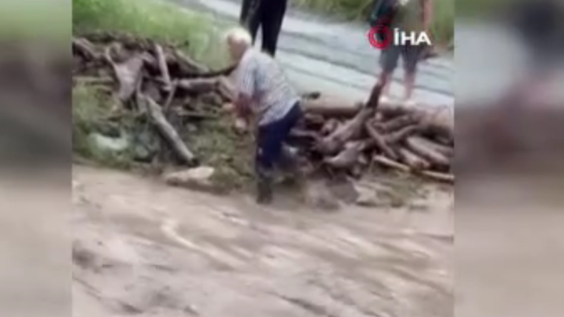 Dörtyol’da Taşan Derede Odun Toplamak İçin Ölüm Riski