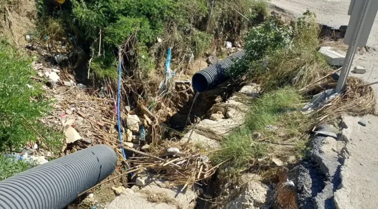 Defne’de Açık Kanalizasyon Boruları Çocukları Tehdit Ediyor