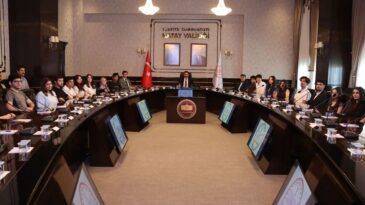 Hatay Valisi Masatlı, LGS ve YKS Başarılı Öğrencilere Plaket Verdi