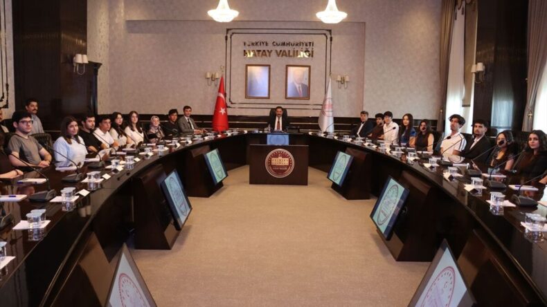 Hatay Valisi Masatlı, LGS ve YKS Başarılı Öğrencilere Plaket Verdi