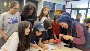 Antakya’da lise öğrencileri yapay zekâ ve robotik eğitimi alıyor