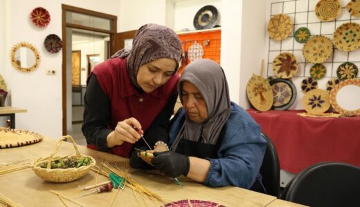Altınözü Cimemi Sanatı ile Buğday Sapları Ekonomiye Kazandırılıyor