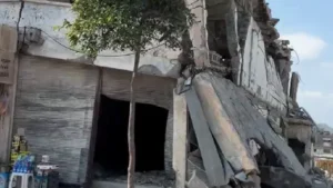 Antakya Balıkçılar Çarşısı’ndaki Yıkık Bina Can Güvenliğini Tehdit Ediyor