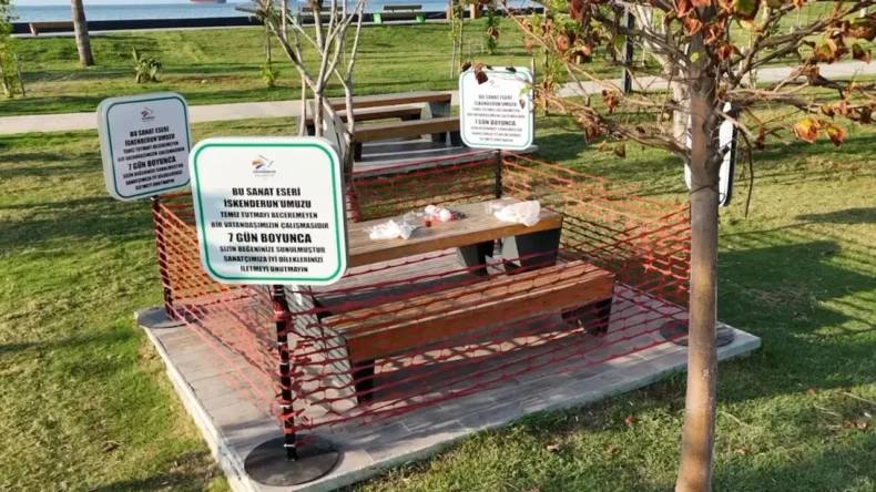 İskenderun Sahilinde Çevre Kirliliğine İronik ve Çarpıcı Tepki