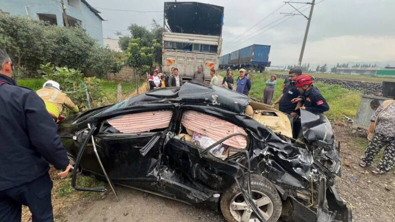 Dörtyol’da Yük Treni Otomobile Çarptı: 2 Kişi Ağır Yaralandı