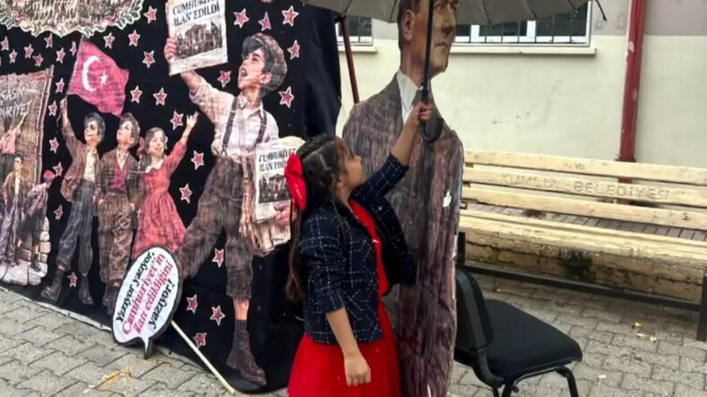 Kumlu’da 29 Ekim Töreninde Atatürk Maketini Şemsiyesiyle Korudu